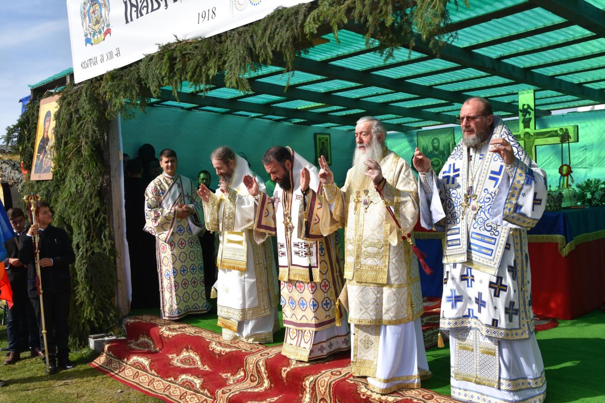 Pelerini la Crucea eroilor bănăţeni de pe Muntele Mic 10472