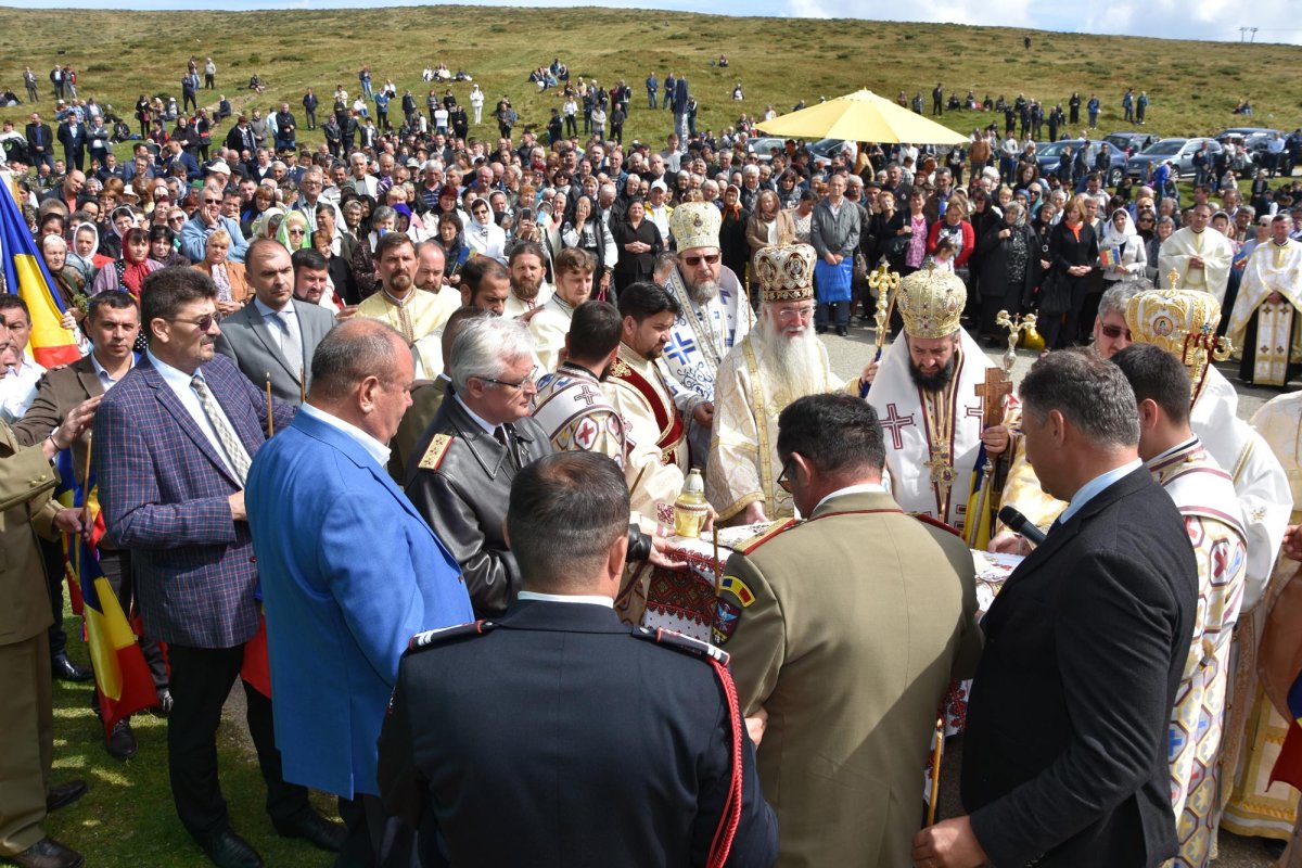 Pelerini la Crucea eroilor bănăţeni de pe Muntele Mic 10473