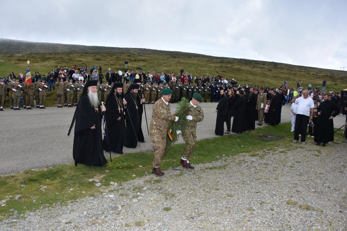 Pelerini la Crucea eroilor bănăţeni de pe Muntele Mic 10474