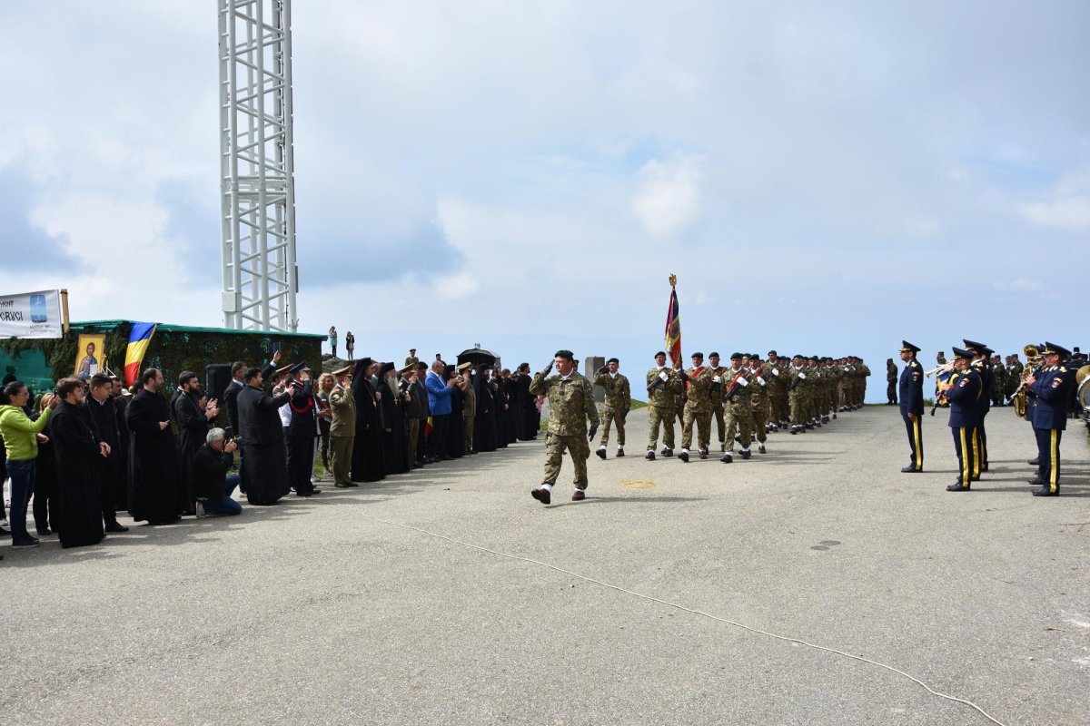 Pelerini la Crucea eroilor bănăţeni de pe Muntele Mic 10475