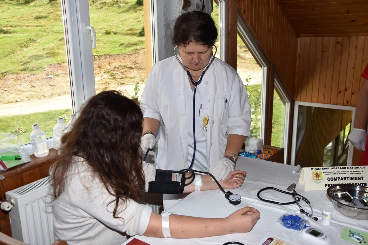 Pelerini la Crucea eroilor bănăţeni de pe Muntele Mic 10476