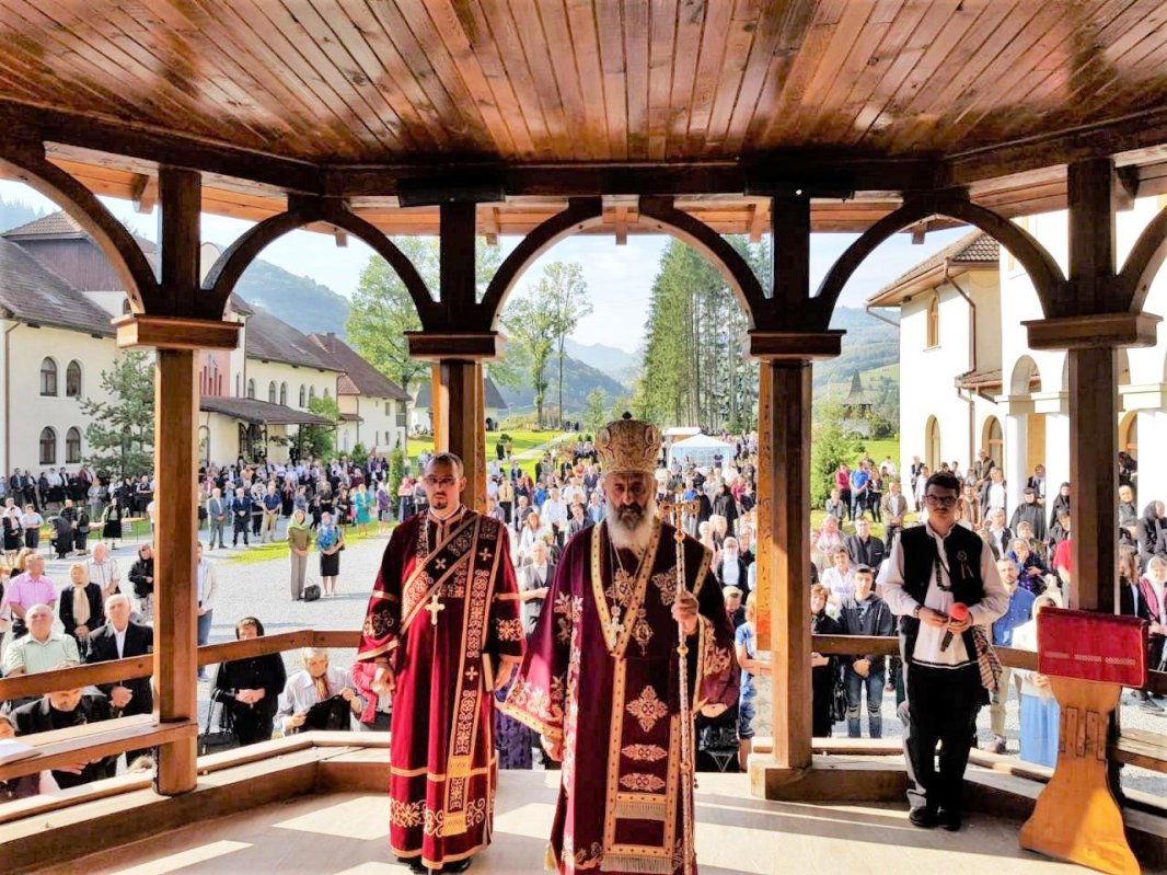 Slujiri arhierești la sărbătorea Înălțărea Sfintei Cruci 10411