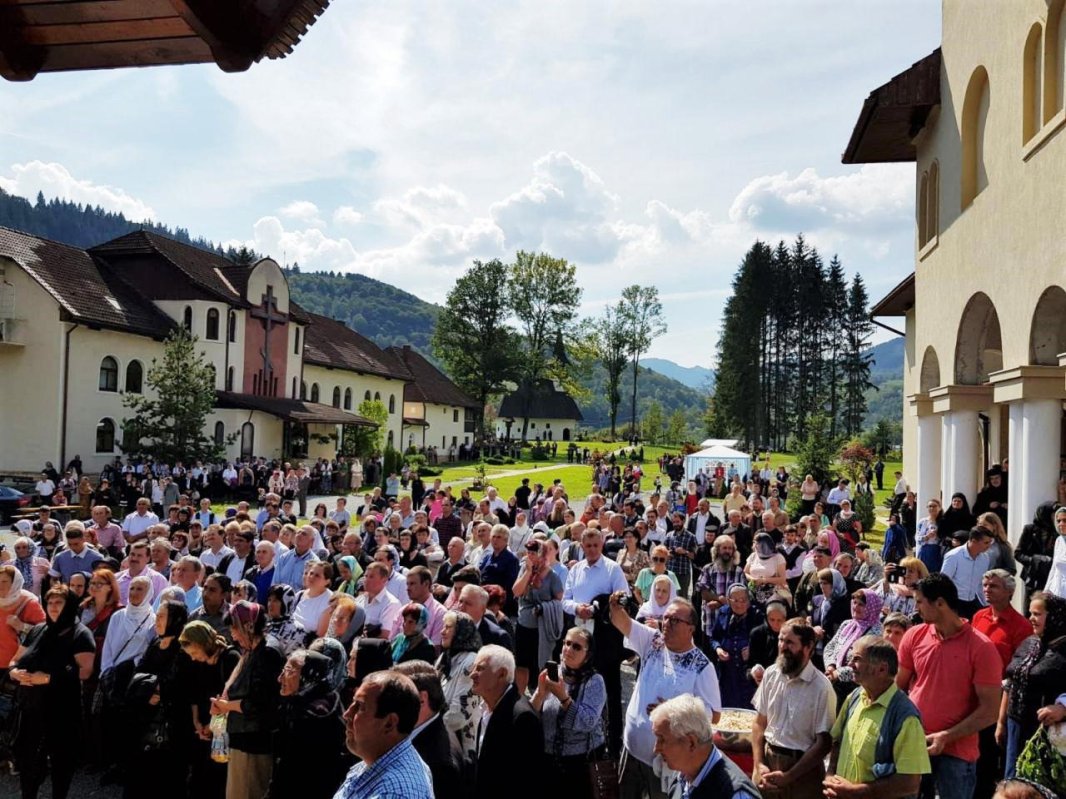 Slujiri arhierești la sărbătorea Înălțărea Sfintei Cruci 10412