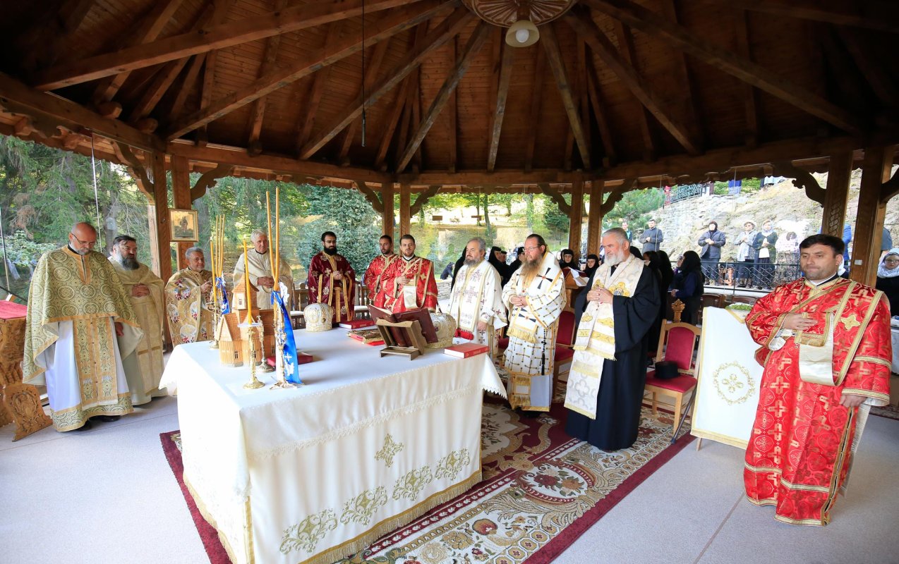 Slujiri arhierești la sărbătorea Înălțărea Sfintei Cruci 10415