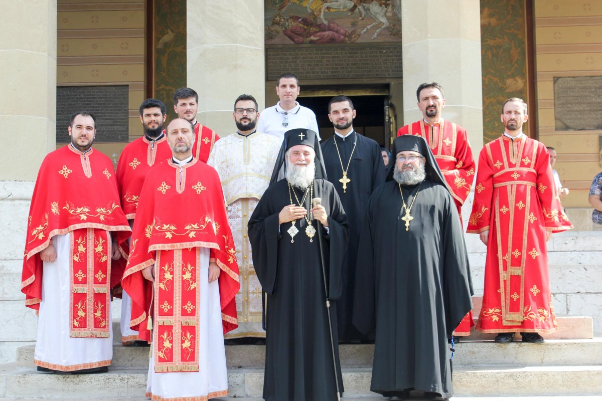 Liturghii arhiereşti în bisericile oltene 10343