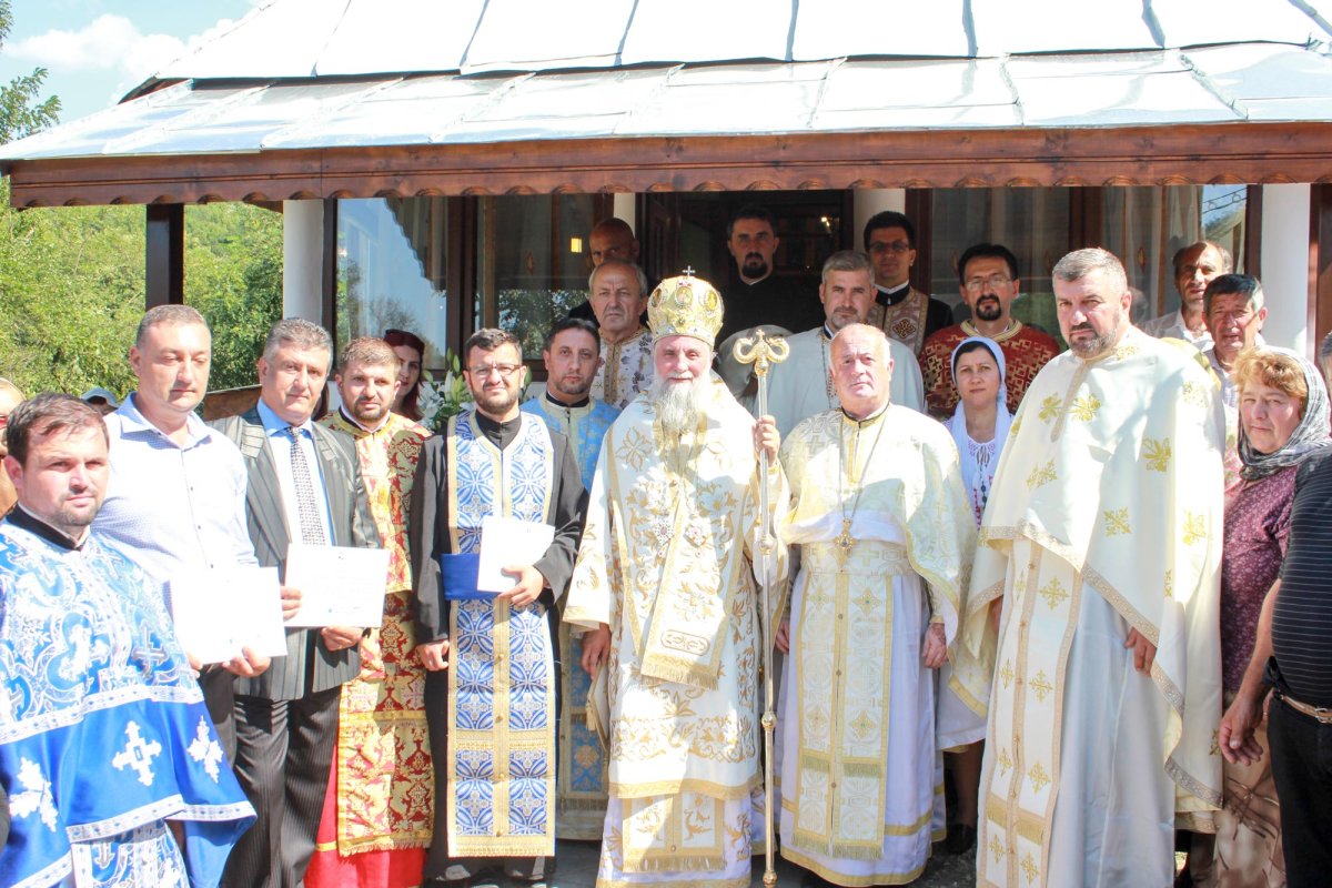Liturghii arhiereşti în bisericile oltene 10345