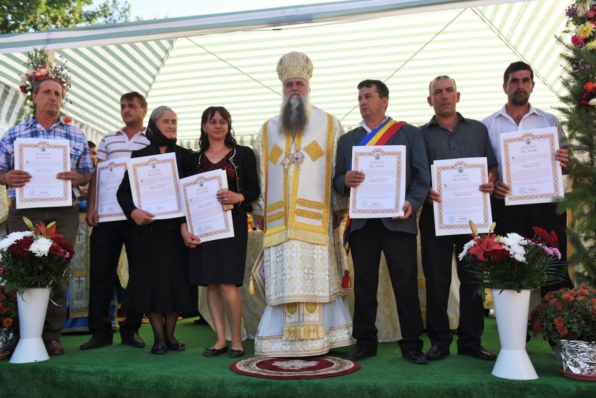 Liturghii arhiereşti în bisericile oltene 10349