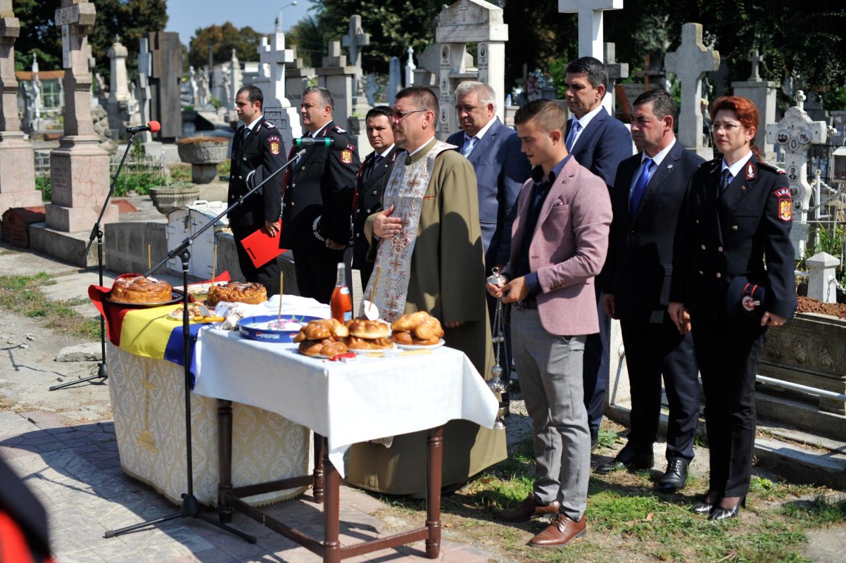 Sărbătoare pentru pompierii gălățeni 10378