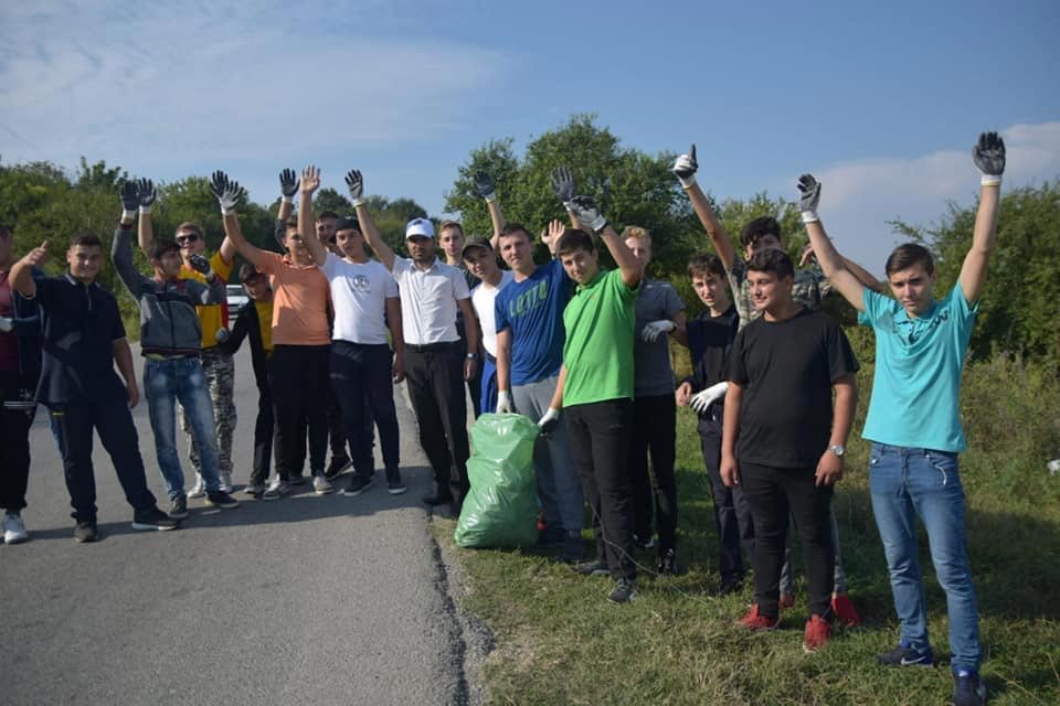 Acţiune de ecologizare a seminariştilor craioveni 10274