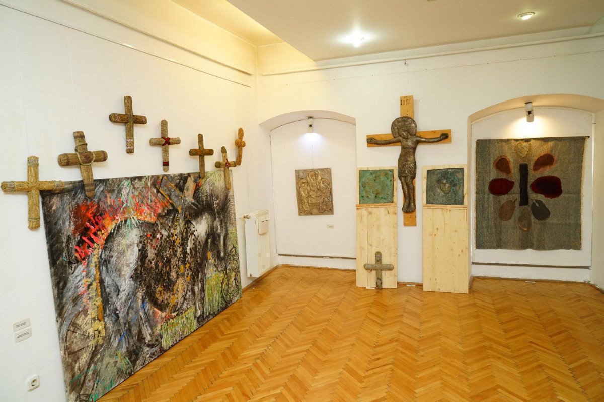 Expoziția „Crucea, de la comunitate la comuniune. 100 de cruci la 100 de ani" 10262
