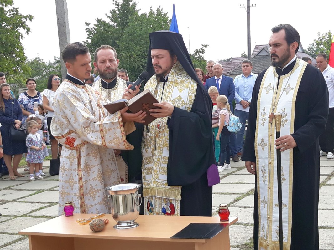 Slujbă de binecuvântare a Monumentului eroilor căzuţi în războiul de întregire a neamului românesc 10246