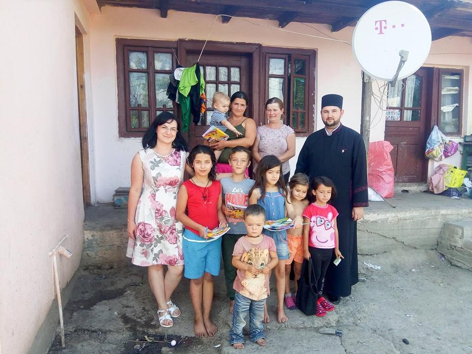 Rechizite școlare oferite de Parohia Rotari 10127