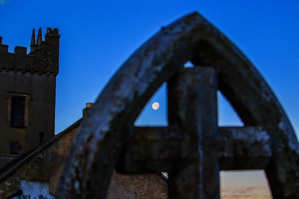 Aceeaşi lună peste sat 120276