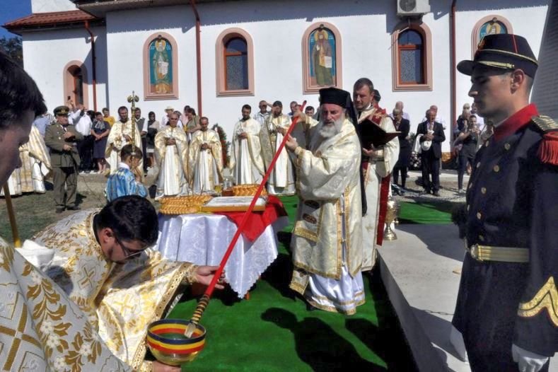 Biserica Parohiei Odobeşti resfinţită de IPS Ioachim 9938