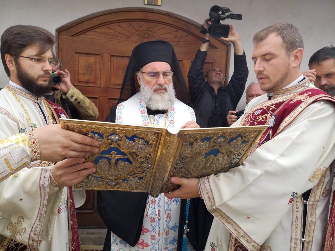 Binecuvântare arhierească în Parohia Petreşti 9870