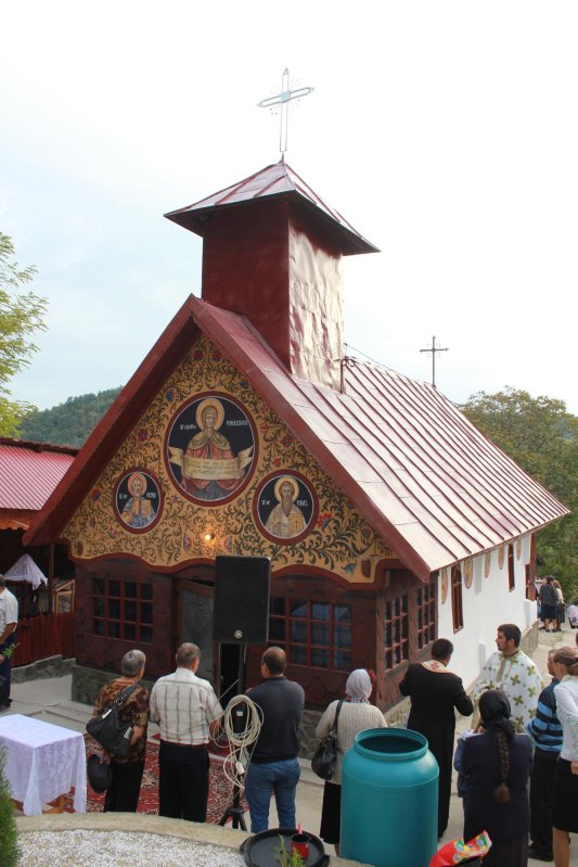 Biserici împodobite de sărbătoare la Maghereşti şi Râmnic 9890