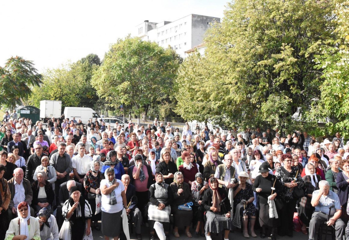 Biserici împodobite de sărbătoare la Maghereşti şi Râmnic 9895