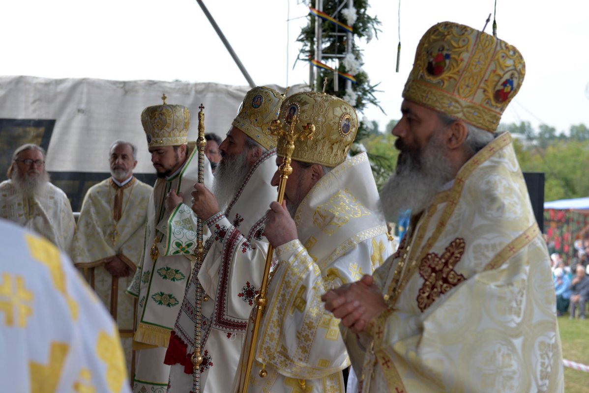 Sfinţire de biserică la Donduşeni, în Republica Moldova 9869