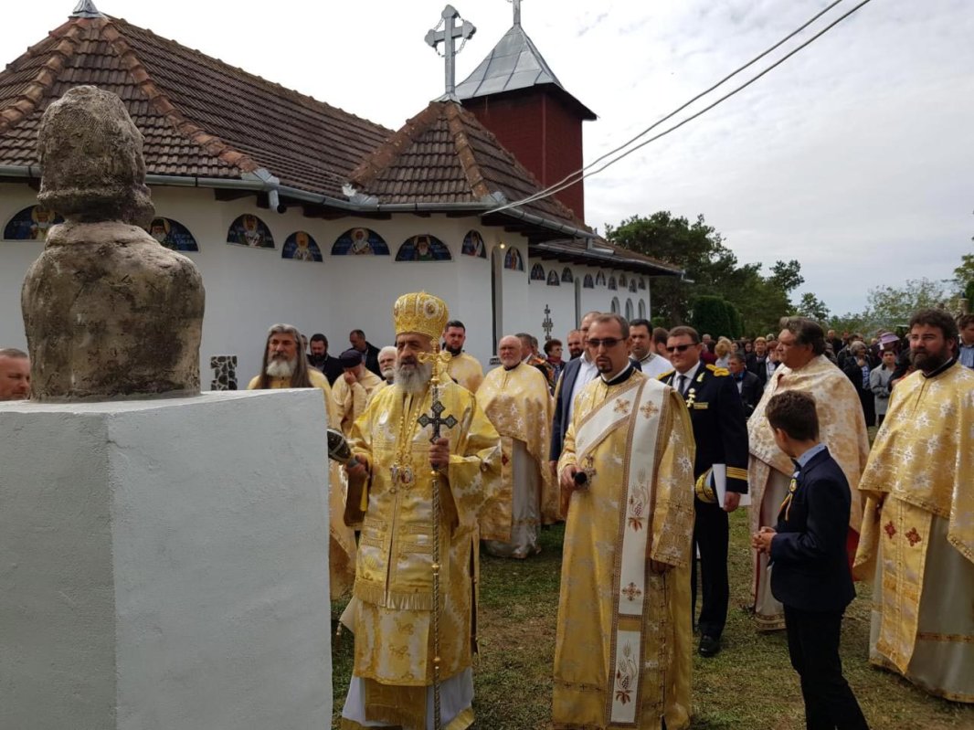 Slujiri arhierești în Duminica a 18-a după Rusalii 9875