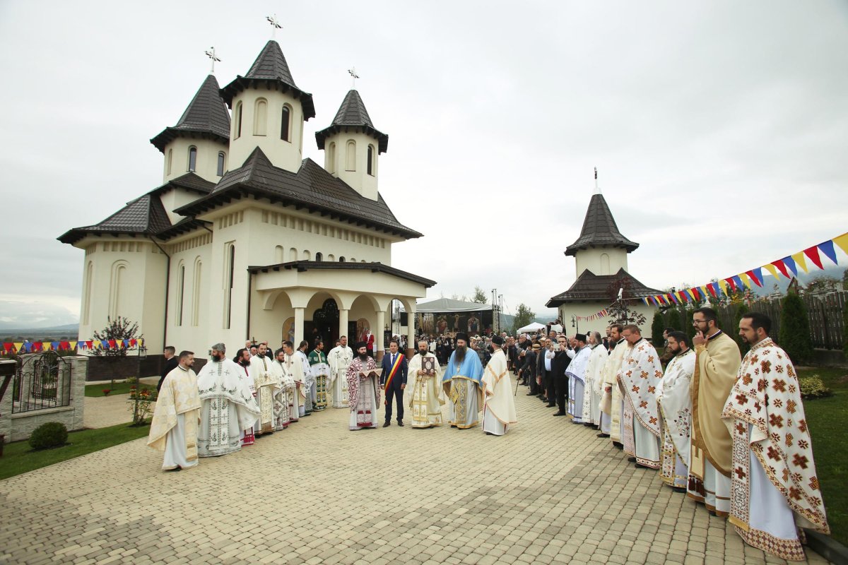 Slujiri arhierești în Duminica a 18-a după Rusalii 9886