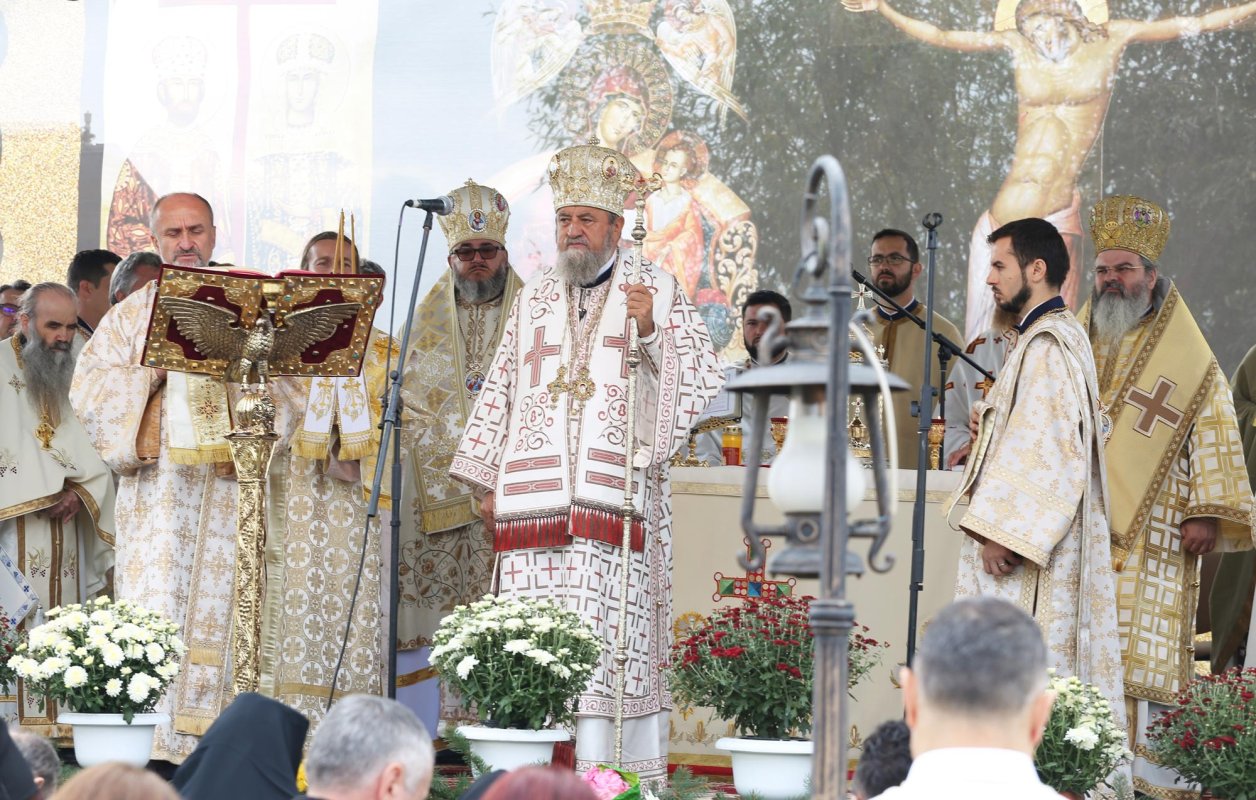 Slujiri arhierești în Duminica a 18-a după Rusalii 9887