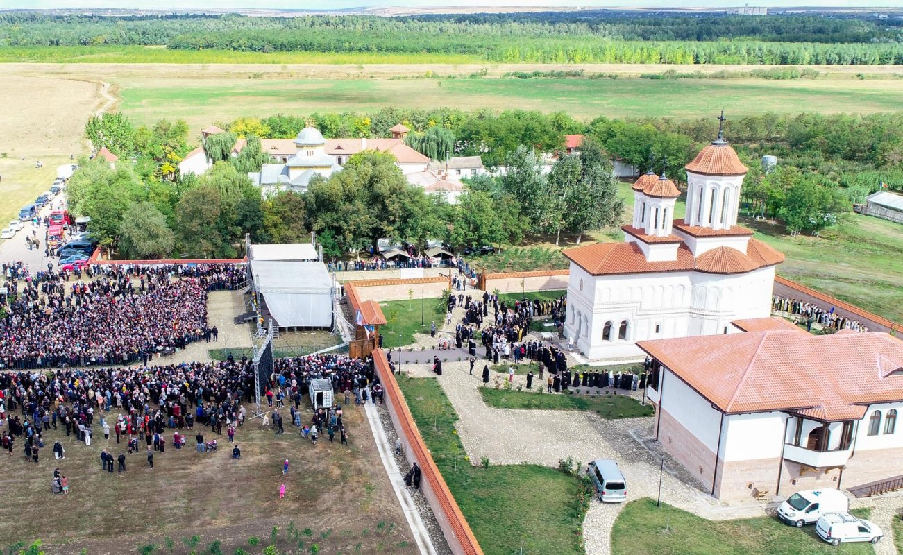 Biserica Mănăstirii Măxineni a fost sfințită 9794