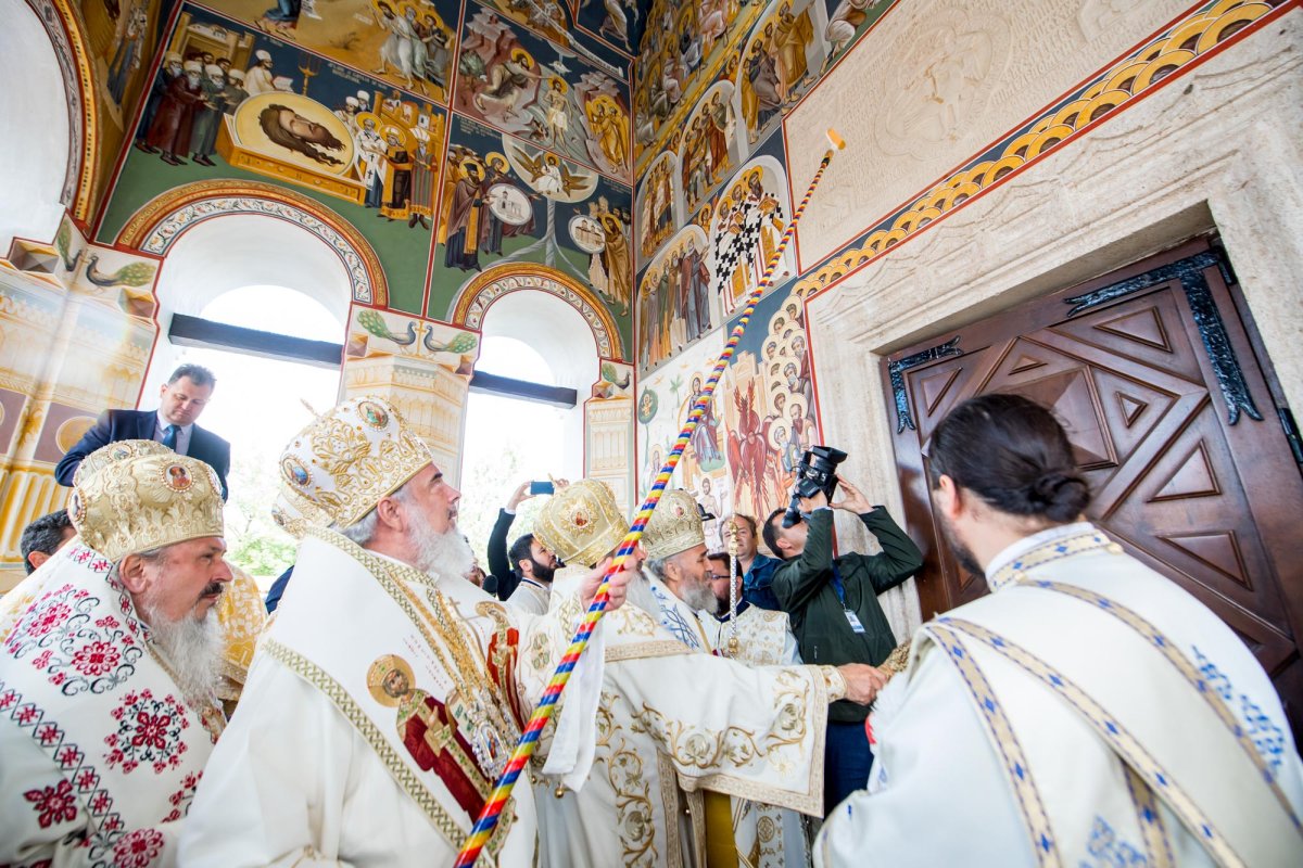 Biserica Mănăstirii Măxineni a fost sfințită 9798