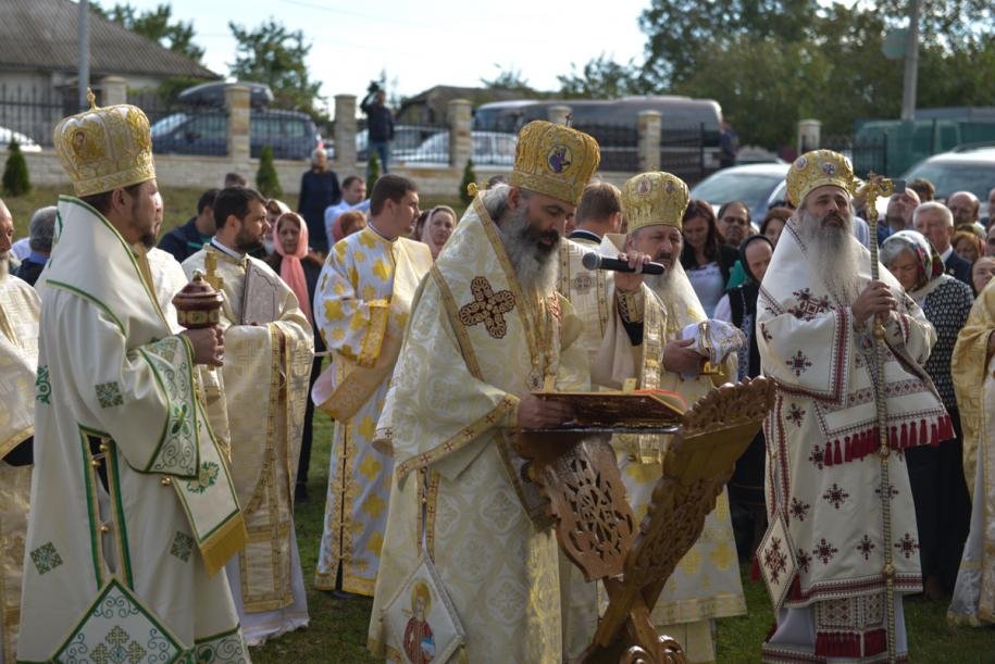 Sfințire de biserică în orașul Dondușeni 9810