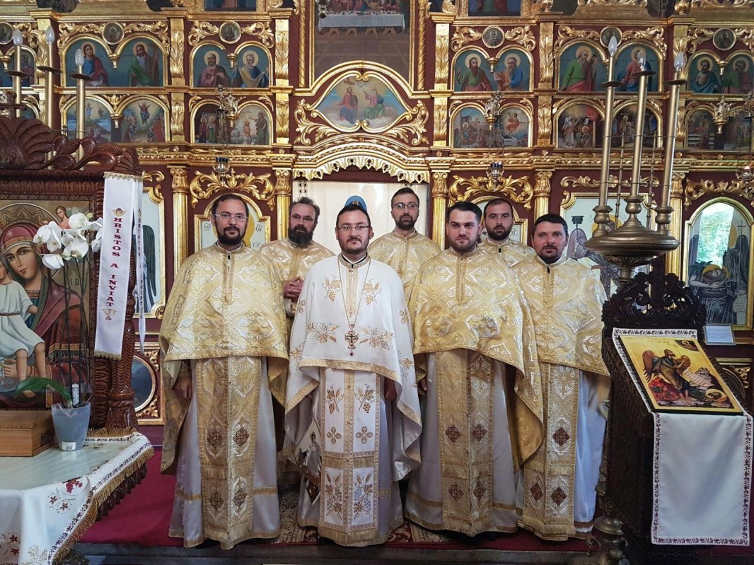 Popas la poarta dinspre cer a orașului 9761