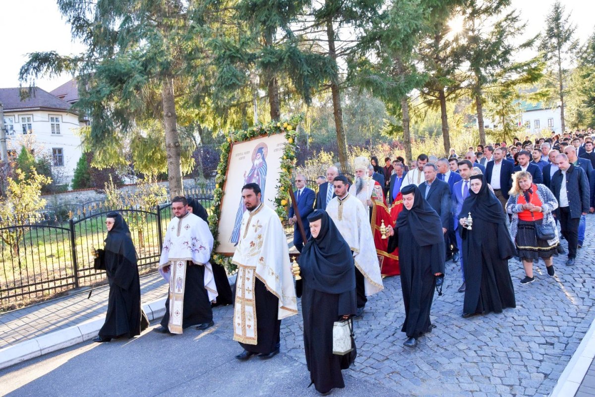 Sute de credincioşi râmniceni în procesiune 9645