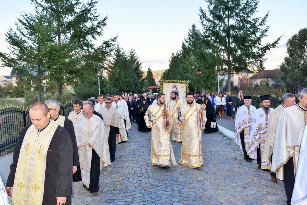 Sute de credincioşi râmniceni în procesiune 9649