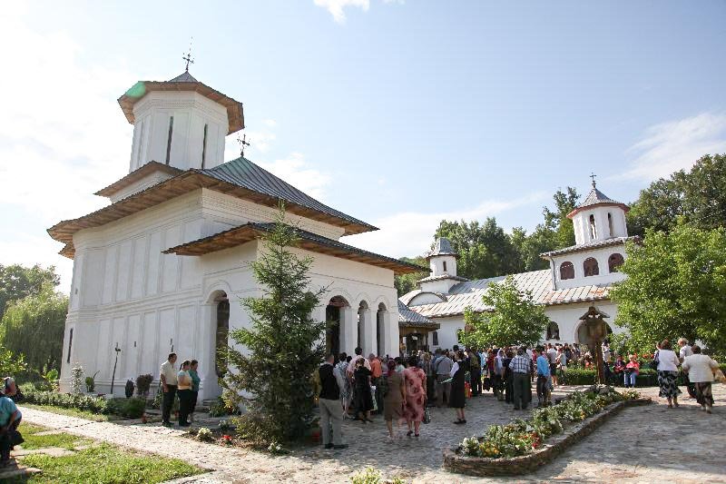 Sute de credincioşi, în rugăciune la Maica Domnului 9478