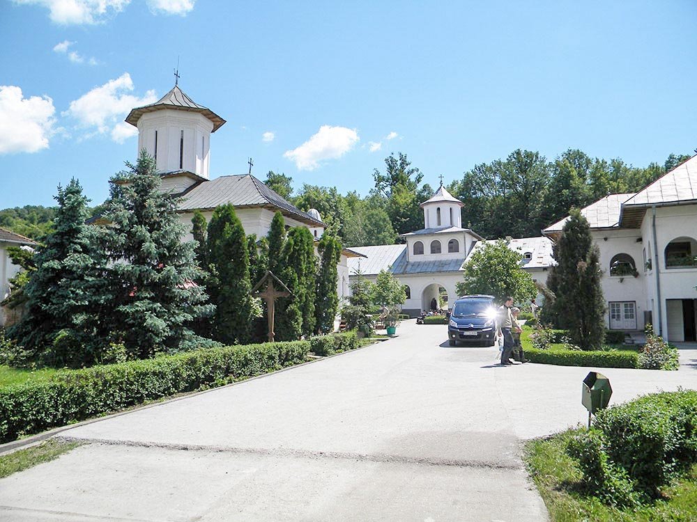 Sute de credincioşi, în rugăciune la Maica Domnului 9479