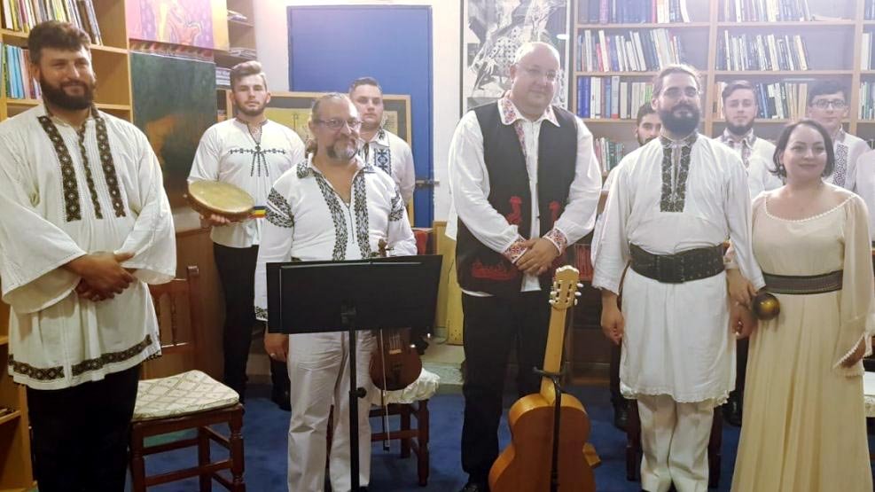 Darul melozilor râmniceni pentru fraţii ortodocşi din Madrid 9325