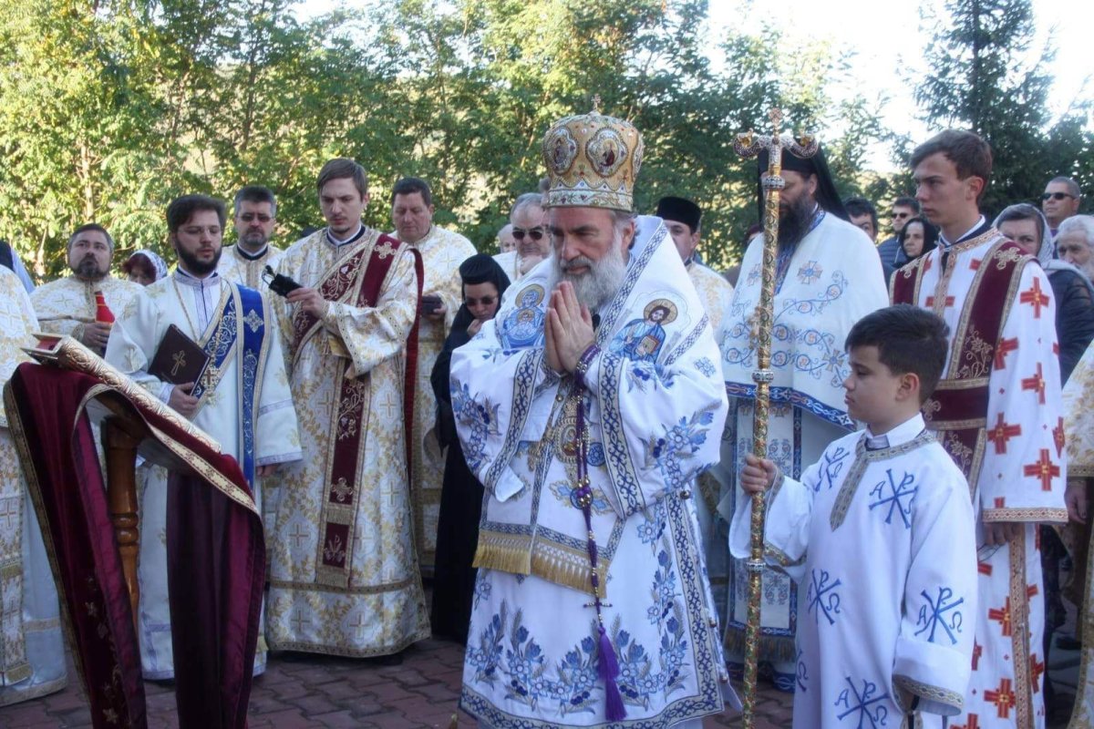Slujbe arhiereşti la mănăstirile Valea Budului şi Mălineşti 9227