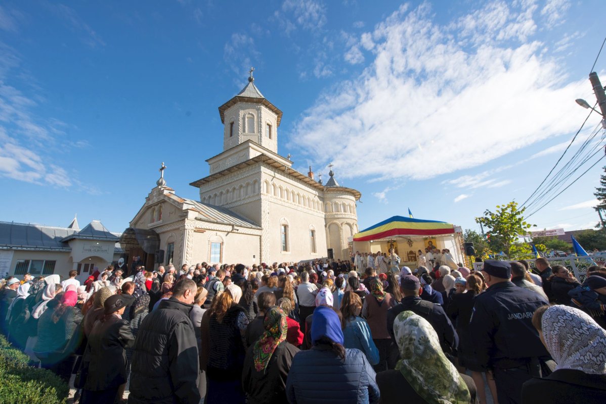 Ansamblu parohial impresionant sfinţit ieri la Belceşti 9155