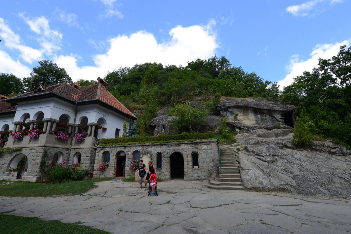 Sfinţii Daniil și Misail, repere de viață spirituală 9090