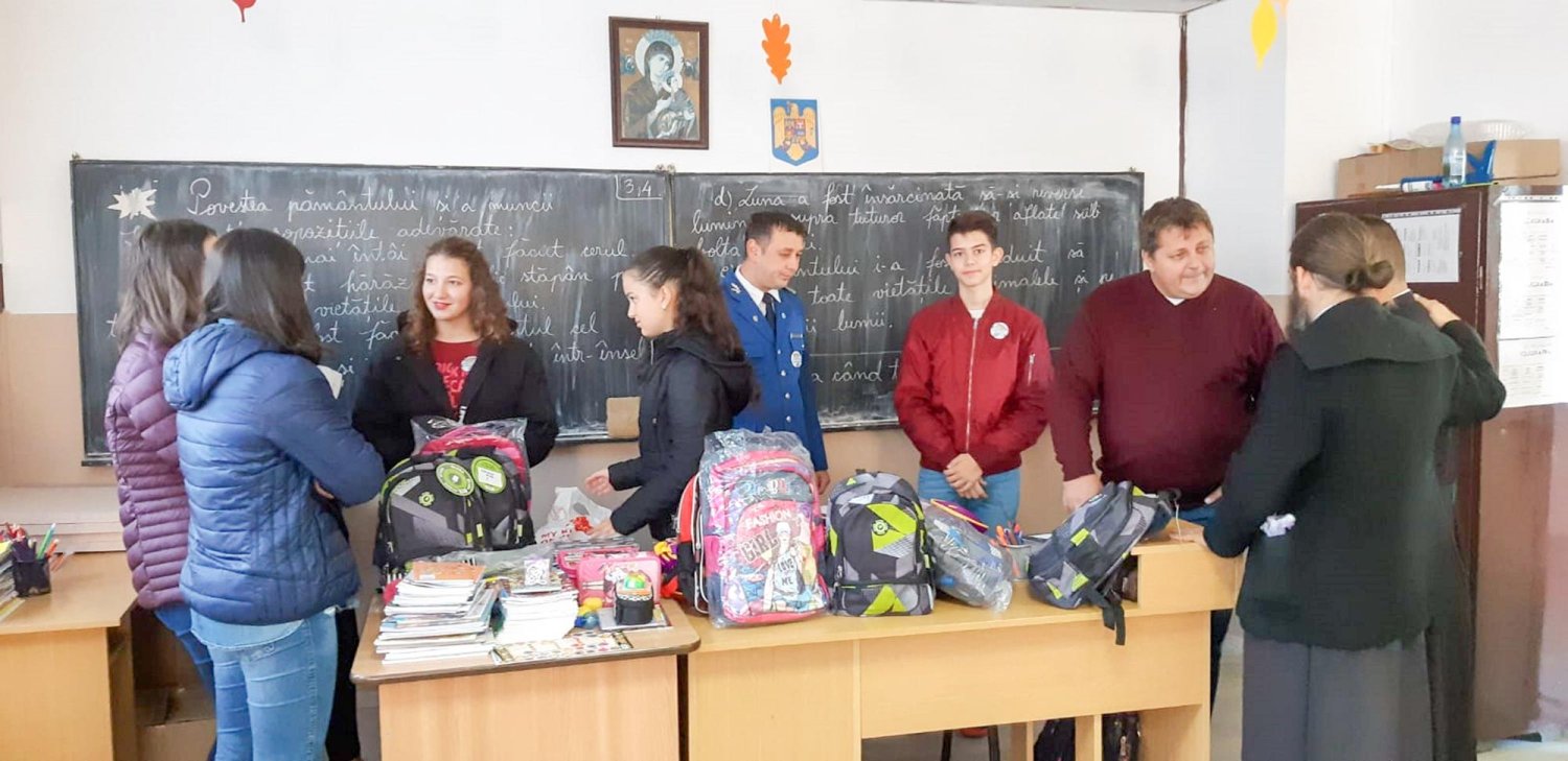 Campania „Ghiozdane cu bucurii” la Reșița 8978