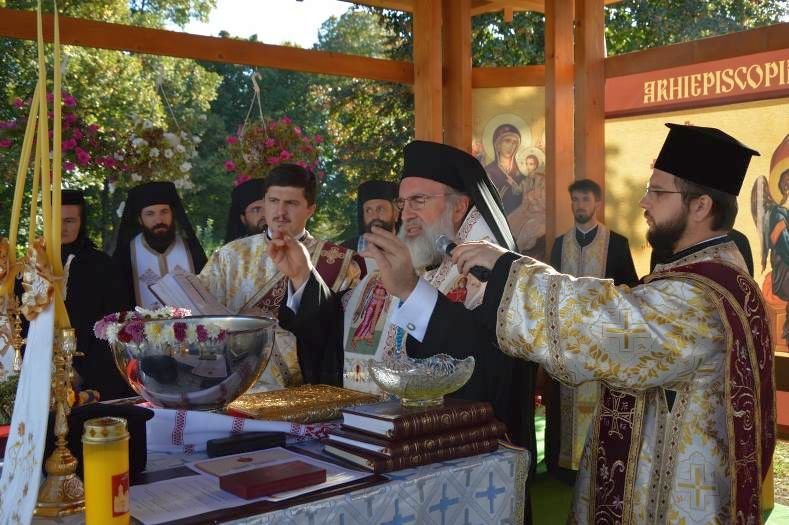 Capela Fundaţiei „Episcop Melchisedec” a primit veşmântul sfinţirii 8964