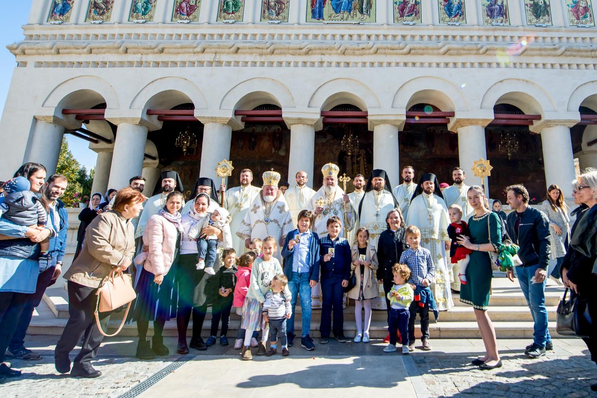 Hristos aduce bucuria învierii în locul suferinței îndoliate 8971