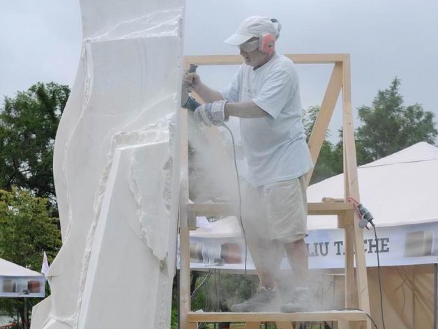 Șapte sculptori modelează marmura în Anul Centenar 8954