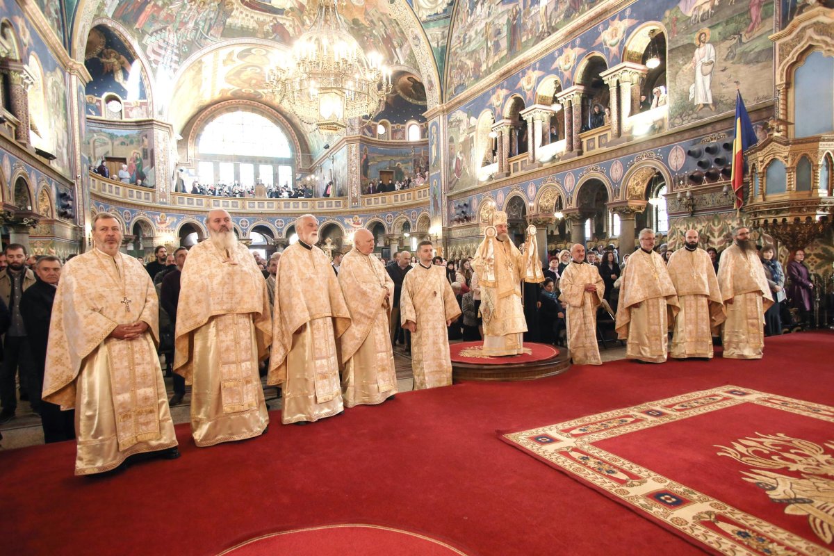 Slujiri arhiereşti în Duminica a 20-a după Rusalii 8900