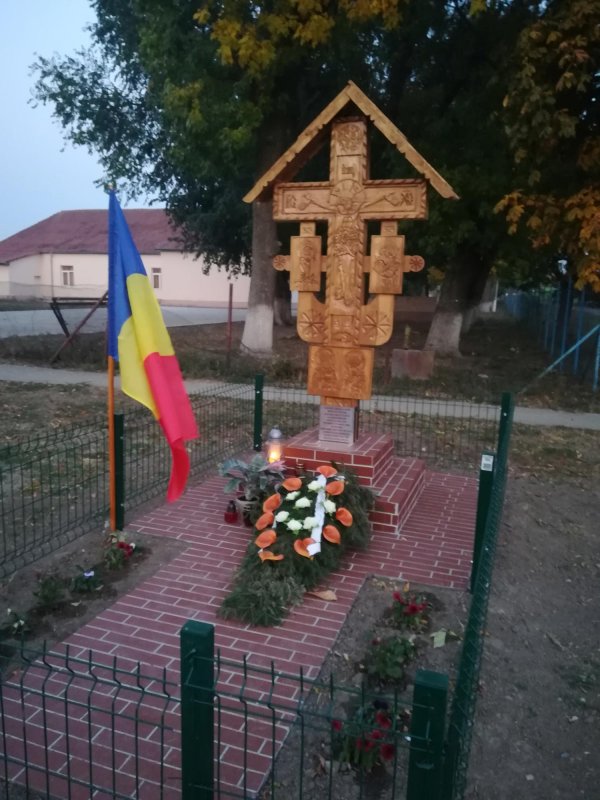 Sfințire de troiță în Parohia Crai Nou 8857