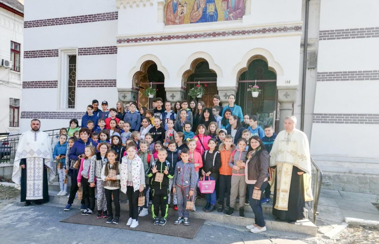 Activităţi de Ziua Mondială a Educaţiei la Călimănești 8763