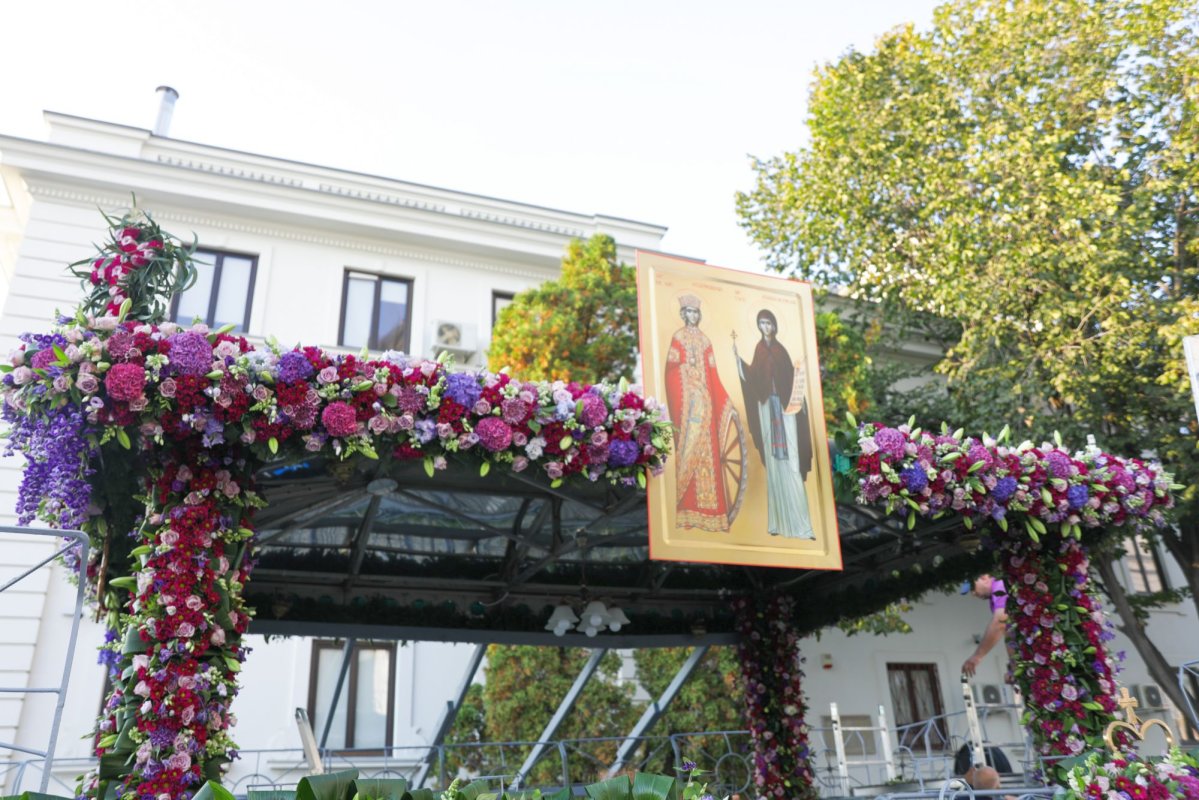 Flori şi bucurie la baldachinul Sfintei Cuvioase Parascheva 8731