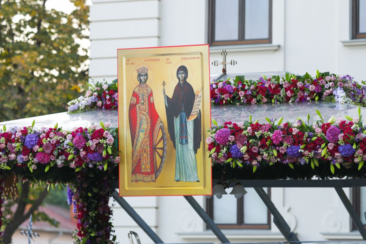 Flori şi bucurie la baldachinul Sfintei Cuvioase Parascheva 8733