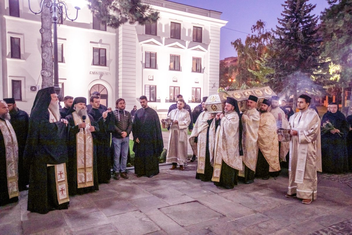 A început pelerinajul la Sfânta Parascheva 8701