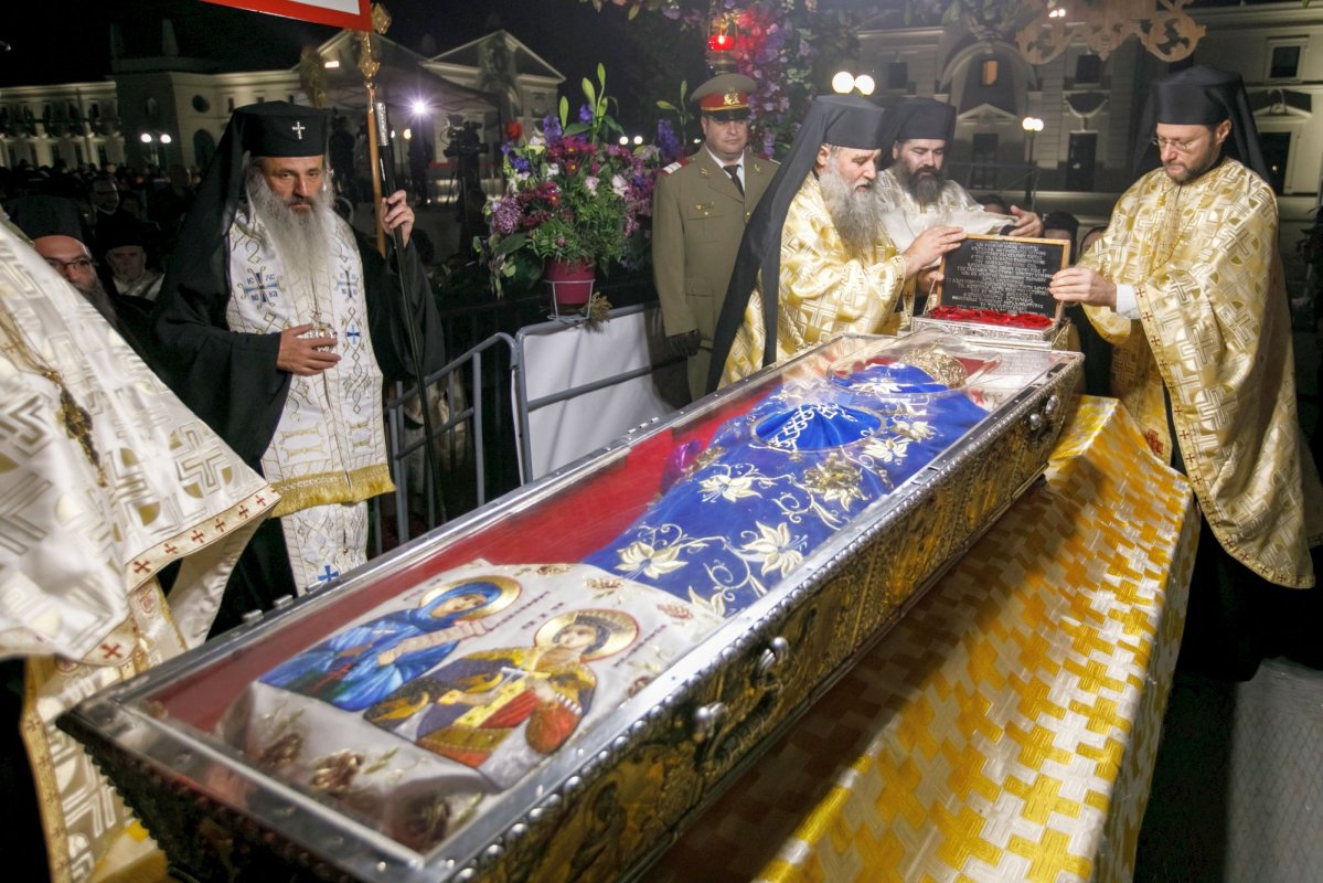 „Avem nevoie ca de aer şi ca de lumină de prezenţa sfinţilor în viaţa noastră” 8671