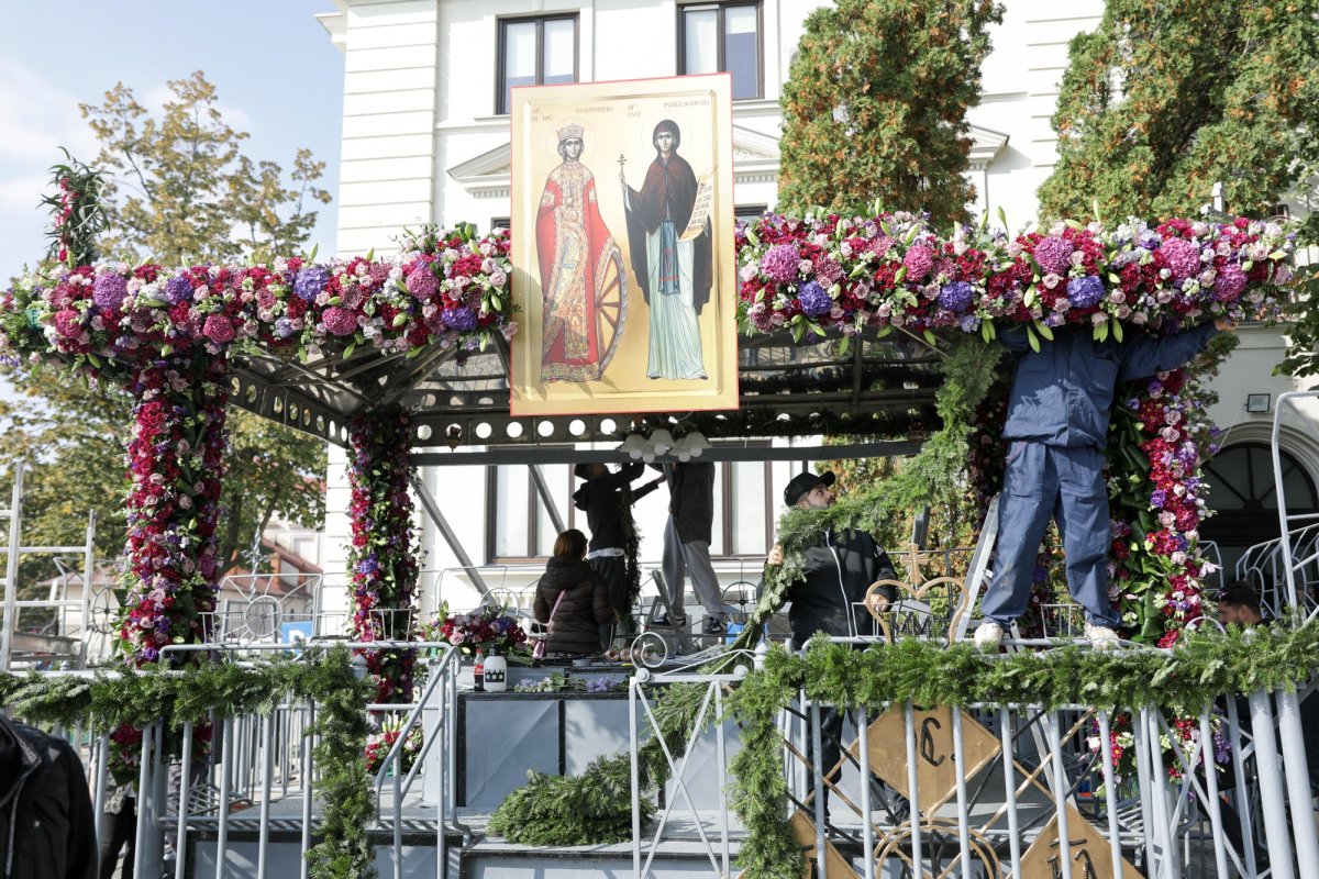 Flori pentru Ocrotitoarea Moldovei 8707