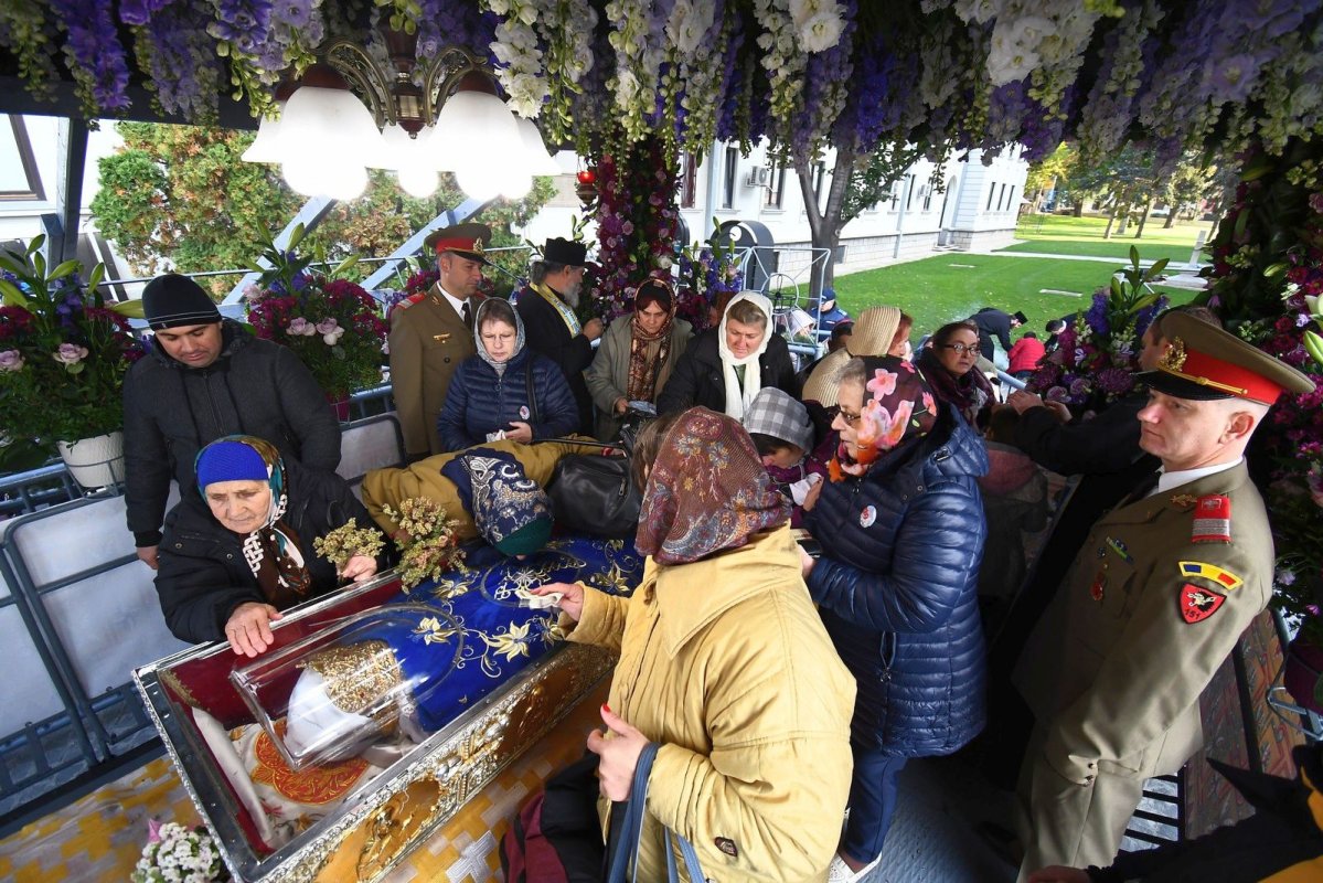 Mii de pelerini din Voluntari au cinstit-o pe Sfânta Parascheva 8674